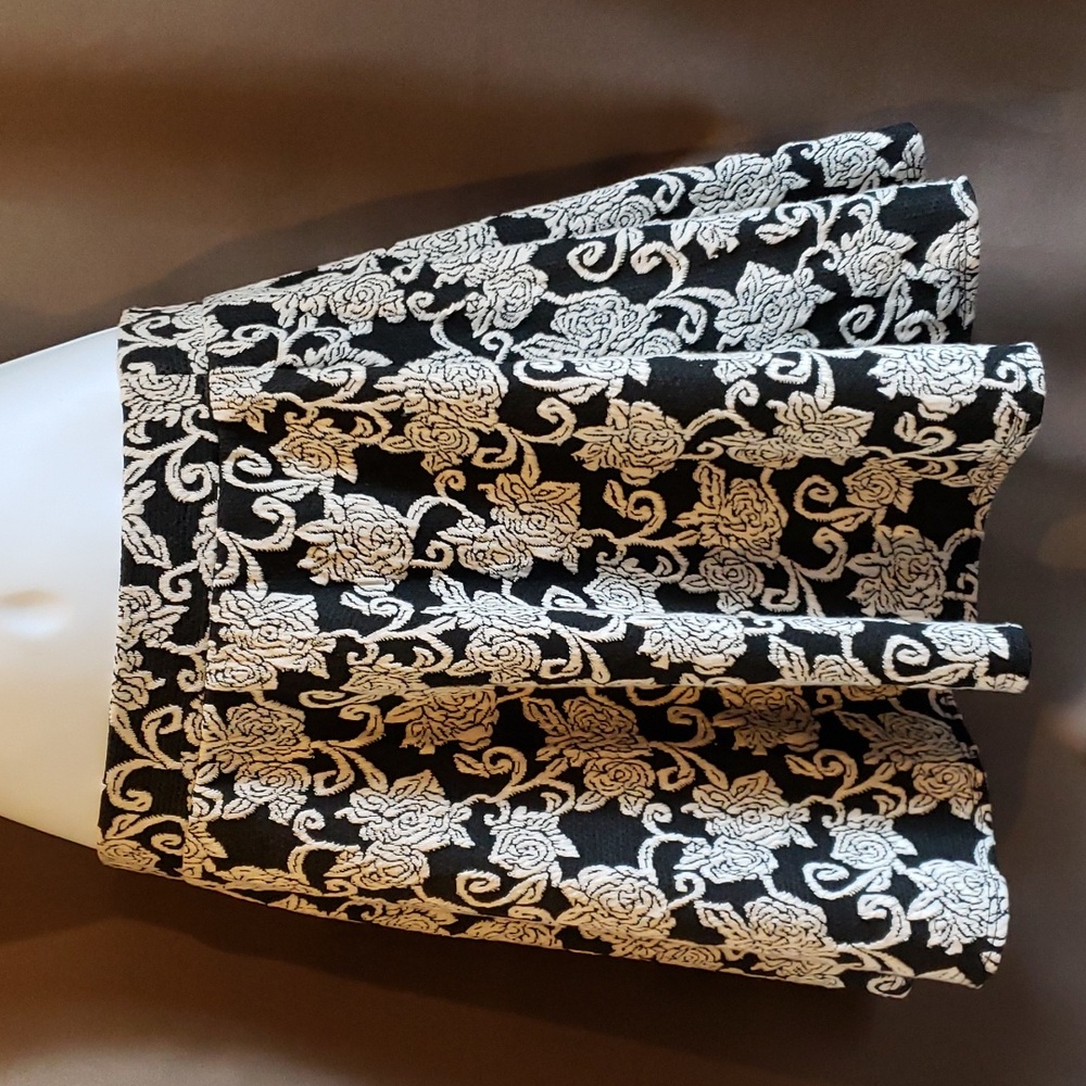 Black and White Abstract Floral Print Skirt Size S